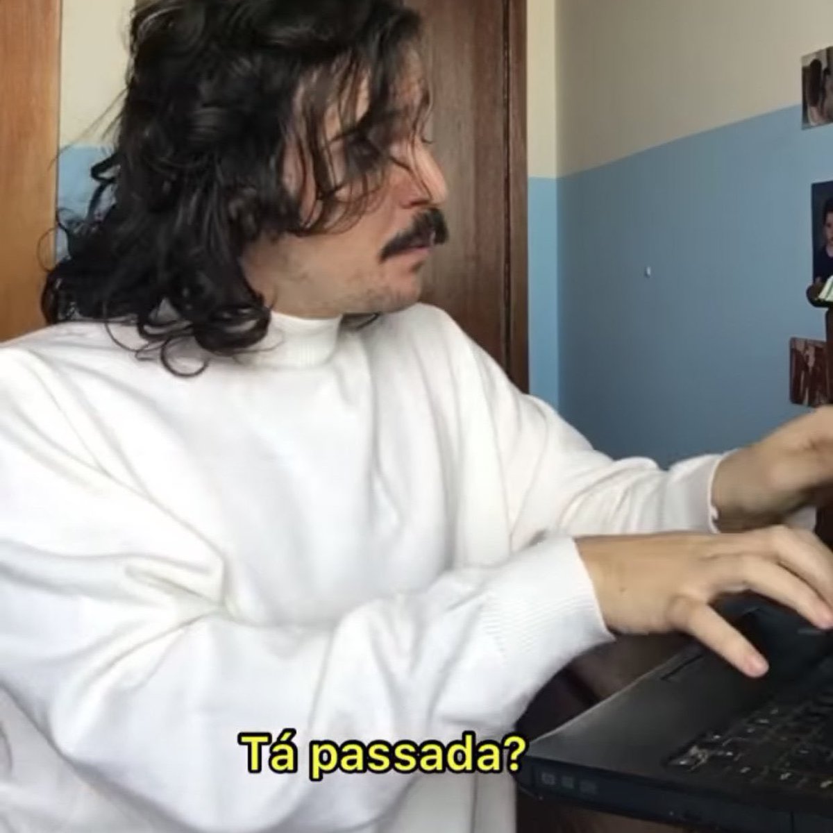 Meme do essemenino, retirado do video onde ele representa a Pfizer enviando emails para o presidente do Brasil, escrito: 'tá passada?'.